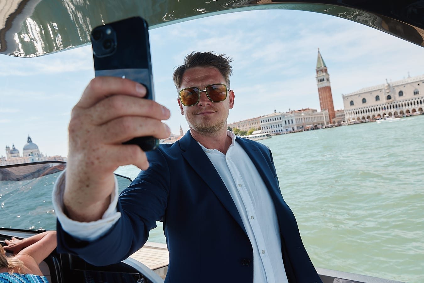 Christian Pichler auf dem Wasser vor Venedig